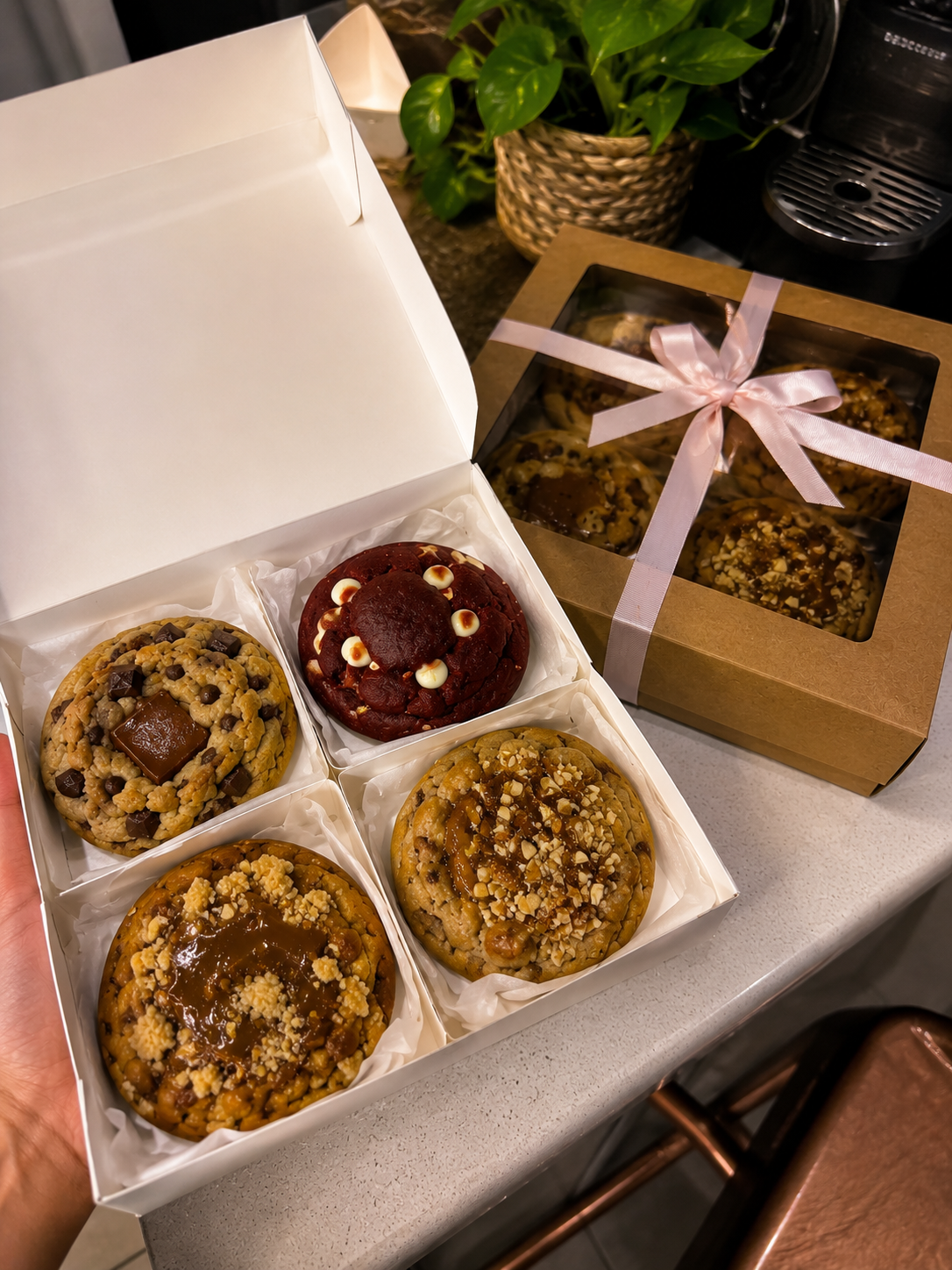 Bandeja de Big City Cookies recién horneadas con chocolate derretido