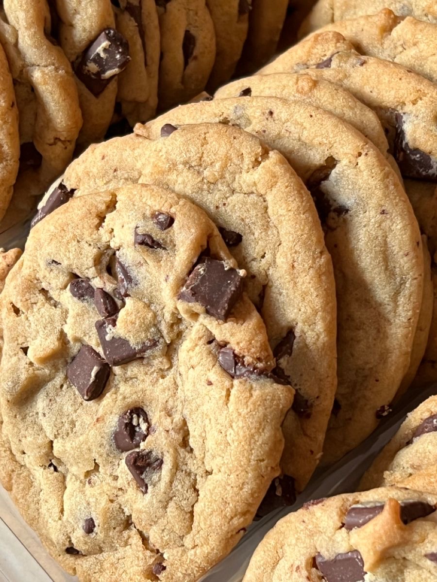 Cookies planas y secas sobre papel de hornear